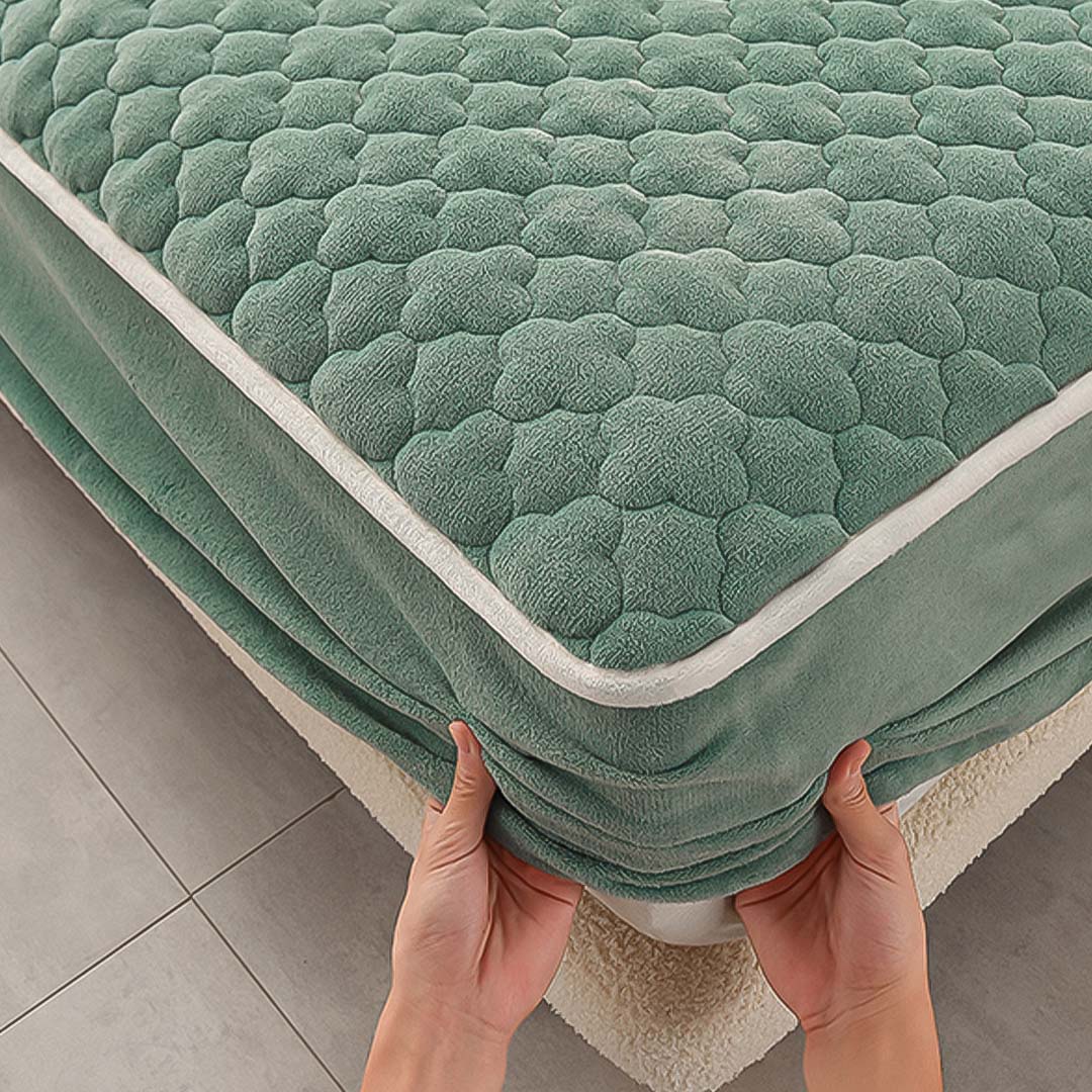 SOGA 2X Green 153cm Wide Mattress Cover Thick Quilted Fleece Stretchable Clover Design Bed Spread Sheet Protector with Pillow Covers