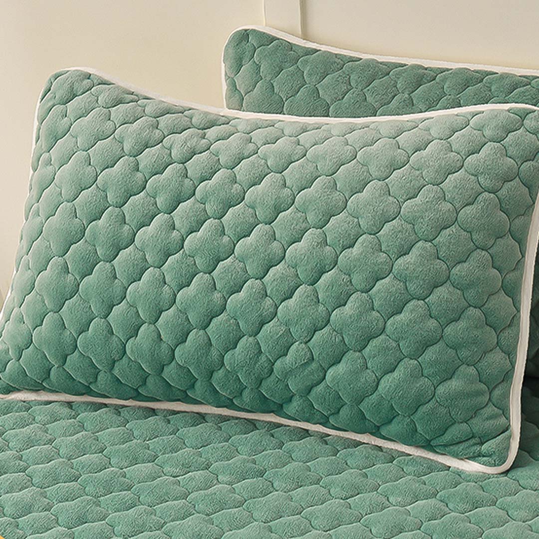 SOGA 2X Green 153cm Wide Mattress Cover Thick Quilted Fleece Stretchable Clover Design Bed Spread Sheet Protector with Pillow Covers